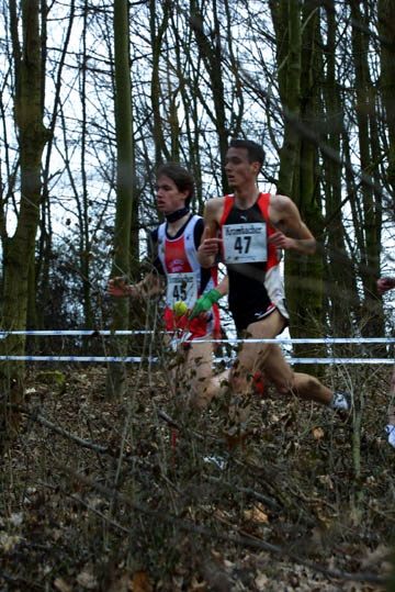 Zwei Läufer bei einem Crosslauf-Wettkampf