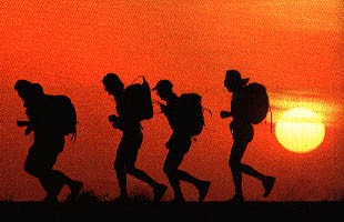 Läufer vor untergehender Sonne in der Wüste